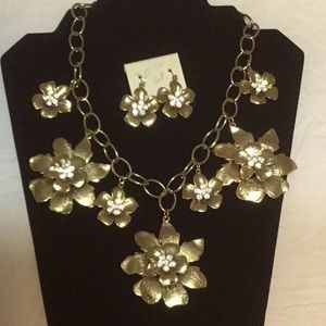 Fashion Jewelry Goldtone Floral Necklace set